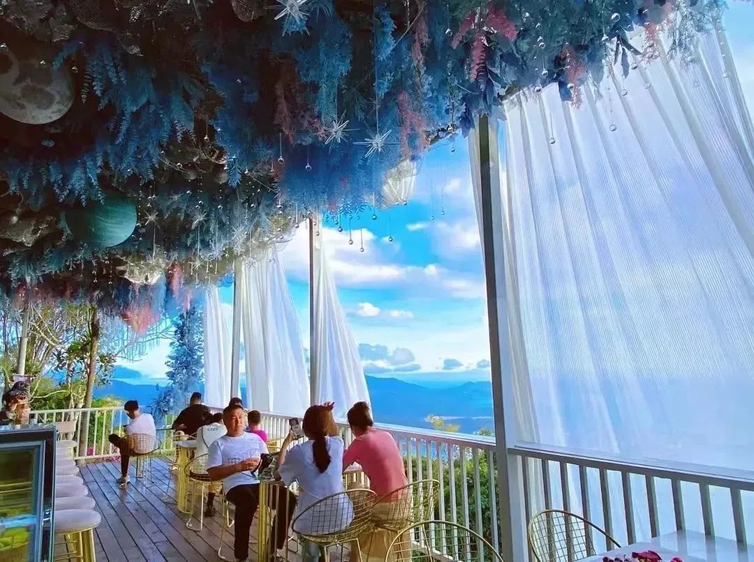 赶紧码住！一家吸引了无数网红、藏匿于山海间的，浪漫星空海景餐吧！